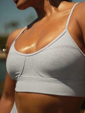 Alo Yoga Head Start Bra Size M Alosoft Adjustable Straps Removable Cups Athlei